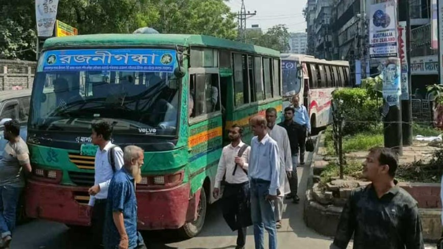 অধ্যক্ষের অনুরোধে সড়ক অবরোধ প্রত্যাহার করলেন ঢাকা কলেজের শিক্ষার্থীরা